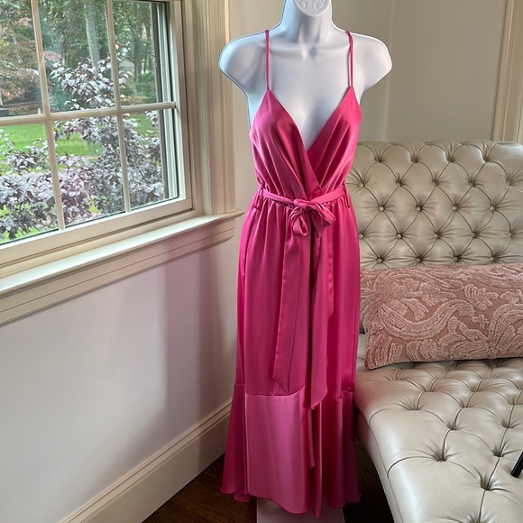 Beautiful Barbie Pink Spegetti Strap Silk/Satin Mid-length Dress Size M Beautiful Barbie Pink Spegetti Strap Silk/Satin Mid-length Dress Size M